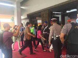 Keluarga Penumpang Lion JT 610 Datangi Crisis Center Bandara Soetta