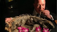 Jeff juga berani melahap daging iguana, lho. Hal tersebut ia lakukan dalam acara Explorers Club Annual Dinner pada Maret lalu. Tapi yang ia makan bukan daging iguana yang dilindungi melainkan daging iguana layak konsumsi. Foto: BonSci Films