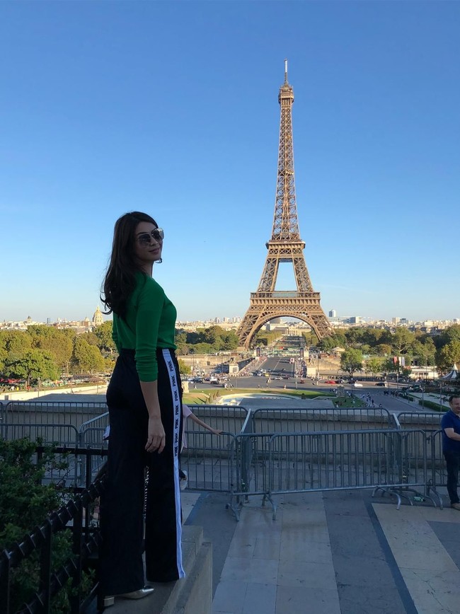 Dari unggahannya di Instagram, terlihat perempuan cantik ini hobi traveling. Paris, Tokyo, Santorini, adalah beberapa destinasi yang pernah disambanginya. (Foto: Instagram/zara_nusara)