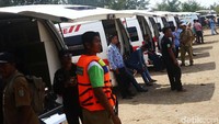 Ambulans-ambulans ini akan digunakan untuk membawa jenazah korban Lion Air.