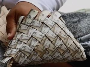Sedemikian Tak Berharganya, Mata Uang Venezuela Dijadikan Tas
