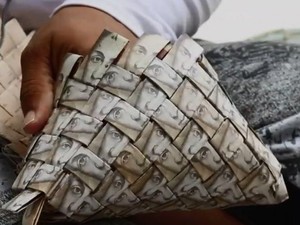 Sedemikian Tak Berharganya, Mata Uang Venezuela Dijadikan Tas