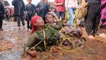 Keseruan Rempug Tarung Adu Tomat di Bandung Mirip Festival La Tomatina Spanyol