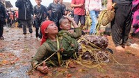 Jangan takut mubazir, karena tomat yang digunakan untuk perang hanyalah tomat busuk yang tidak layak jual atau makan. Acara ini juga digelar berbarengan dengan tradisi ngaruat bumi atau hajat buruan. Foto: instagram @fan_fin