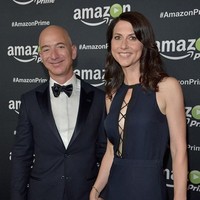 Jeff keluar dari perusahaan investasi tersebut untuk memulai bisnis. Sang istri pun ikut Jeff keluar dan bekerja untuk sang suami. Di tahun 99, keduanya masih hidup sangat sederhana dengan menyewa rumah satu kamar tidur di Seattle.  Foto: dok. Getty Images