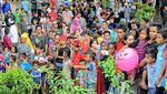 Foto: Perang Pakai Ketupat di Lombok