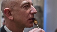  Kekayaan CEO Amazon ini membuat dirinya didapuk jadi orang terkaya di dunia. Pertengahan tahun ini saja kekayaannya tercatat sebesar USD 149 miliar atau sekitar Rp 2.100 triliun. Foto: PicklesPip  