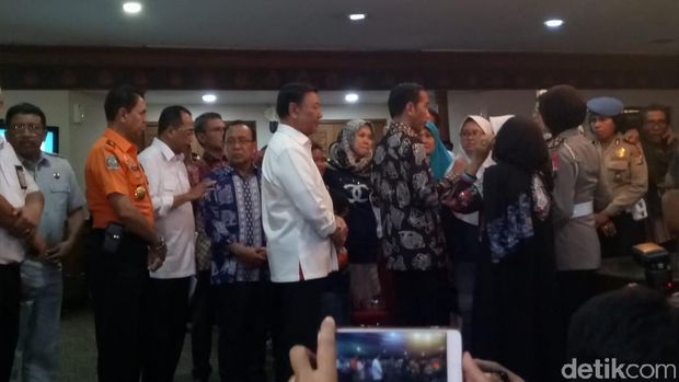 Saat Jokowi Berbincang dengan Para Keluarga Koban Lion Air