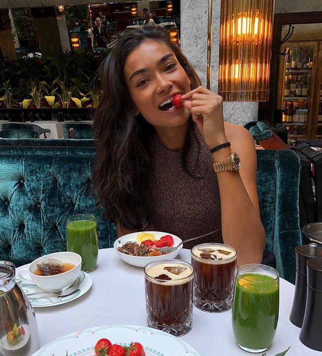 Kelly Gale sangat ketat menjaga pola makannya. Kepada Vogue, dia mengatakan selalu makan sehat dengan bahan-bahan bernutrisi tinggi. Kebiasaan makan sehat terpengaruh dari keluarganya. Ibu Kelly seorang dokter gigi dan peneliti kanker. Foto: Getty Images