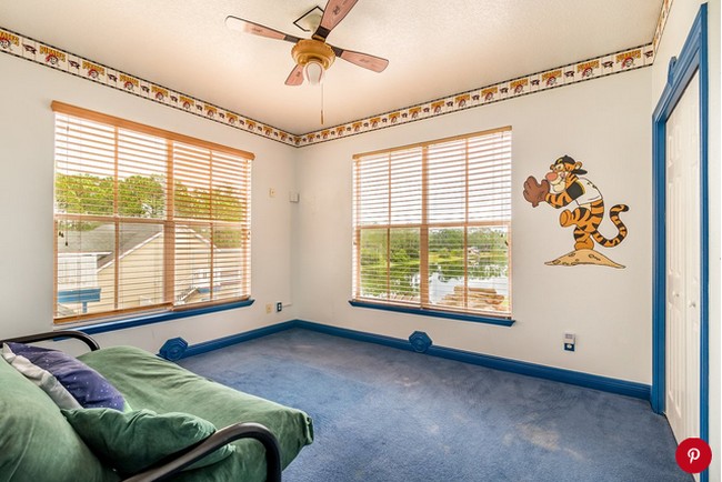 Seperti dikutip dari People, rumah memiliki lima kamar tidur dan enam kamar mandi. Uniknya, setiap kamar dihias dengan tema Disney yang berbeda-beda. Seperti kamar satu ini yang terlihat nyaman dan cantik dengan tema Winnie The Pooh. Foto: Dok. People/Treasure Coast Sothebys International Realty