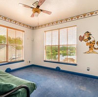 Seperti dikutip dari People, rumah memiliki lima kamar tidur dan enam kamar mandi. Uniknya, setiap kamar dihias dengan tema Disney yang berbeda-beda. Seperti kamar satu ini yang terlihat nyaman dan cantik dengan tema Winnie The Pooh. Foto: Dok. People/Treasure Coast Sothebys International Realty