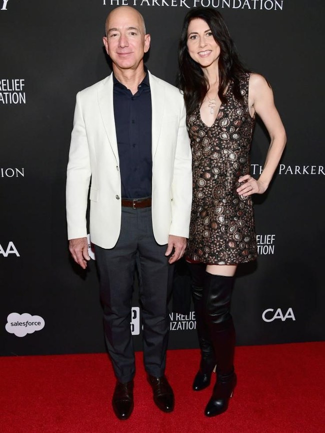 Di 94 pasangan suami istri tersebut pindah ke Seattle, Amerika Serikat. Jeff tak sendiri saat mendirikan Amazon, ada sang istri MacKenzie yang mendampingi perjalanannya. Tak hanya jadi istri, namun juga jadi pegawai pertama di perusahaan Jeff kala itu Foto: dok. Getty Images