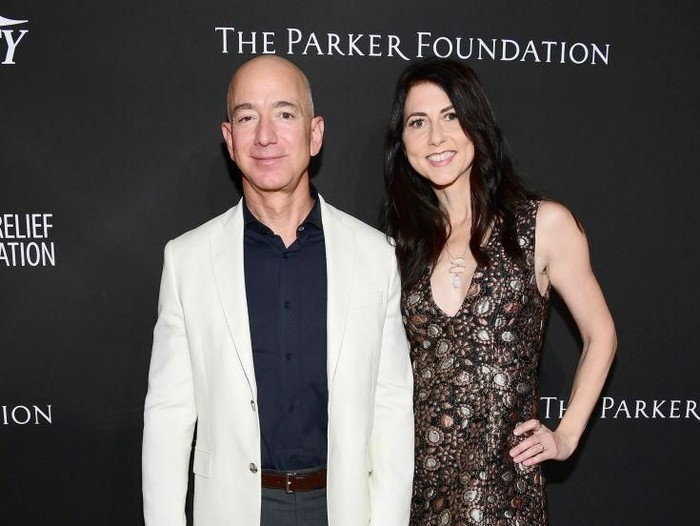 Jeff Bezos dan MacKenzie. Foto: dok. Getty Images Jeff Bezos dan MacKenzie. Foto: dok. Getty Images