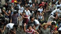 Ritual ini juga mengajak peserta untuk saling melempar topat (ketupat) antara peserta yang satu dengan yang lainnya secara beramai-ramai. Penasaran mau ikutan? (dok Pemkab Lombok Barat)
