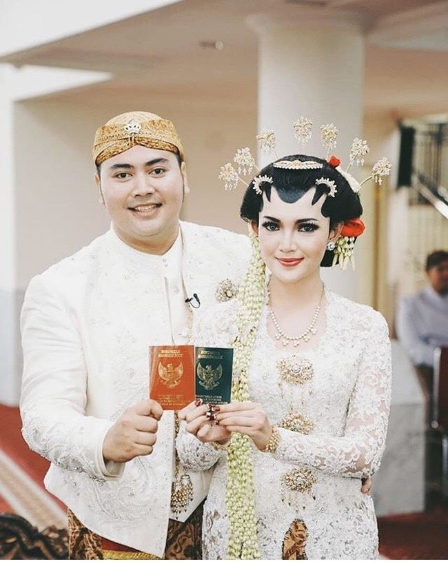 Pada akad pernikahan tersebut, Anita tampil cantik dalam balutan kebaya putih dan sanggul serta riasan paes atau makeup khas Jawa. Sementara itu, Fendy juga terlihat gagah mengenakan beskap berwarna cokelat. Foto: Instagram @fandyanitawedding