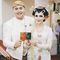 Pada akad pernikahan tersebut, Anita tampil cantik dalam balutan kebaya putih dan sanggul serta riasan paes atau makeup khas Jawa. Sementara itu, Fendy juga terlihat gagah mengenakan beskap berwarna cokelat. Foto: Instagram @fandyanitawedding