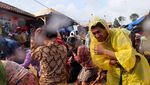 Keseruan Rempug Tarung Adu Tomat di Bandung Mirip Festival La Tomatina Spanyol
