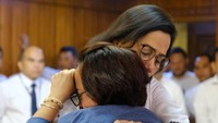 Menteri Keuangan Sri Mulyani Indrawati berpelukan dengan keluarga pegawai Kementerian Keuangan yang menjadi penumpang pesawat Lion Air JT 610. Foto: Dok. Ditjen Pajak