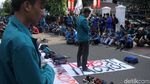 Spanduk JOKOWI-JK GAGAL Jadi Sajadah Mahasiswa Salat