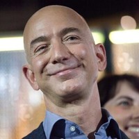 Pendiri online retail Amazon, Jeff Bezos (54) dan sang istri MacKenzie (48) disebut sebagai pasutri terkaya di dunia. Kedunya menikah di 93. Saat itu Jeff baru akan memulai bisnis.  Foto: dok. Getty Images