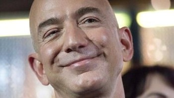 Gelar orang terkaya di dunia dipegang oleh pendiri raksasa e-commerce Amazon, Jeff Bezos. Jumlah kekayaan Bezos mencapai USD 131 miliar atau sekitar Rp 1.853 triliun. Foto: dok. Getty Images