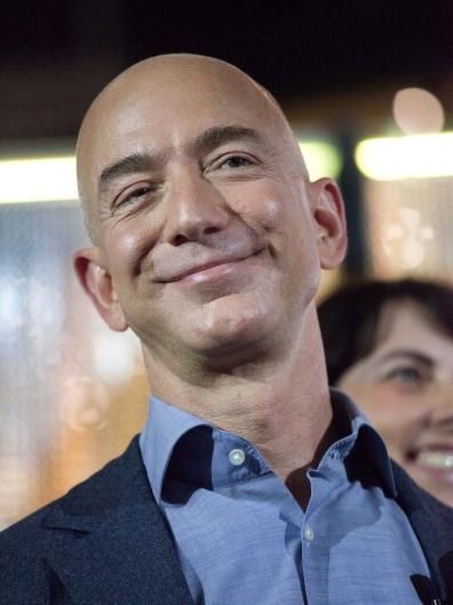 Pendiri online retail Amazon, Jeff Bezos (54) dan sang istri MacKenzie (48) disebut sebagai pasutri terkaya di dunia. Kedunya menikah di 93. Saat itu Jeff baru akan memulai bisnis.  Foto: dok. Getty Images