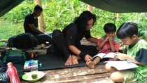 Dear Milenial, Sarjana Sastra Ini Pilih Ngajar Suku Pedalaman Dear Milenial, Sarjana Sastra Ini Pilih Ngajar Suku Pedalaman
