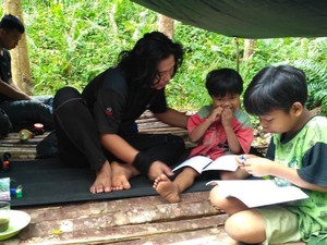 Dear Milenial, Sarjana Sastra Ini Pilih Ngajar Suku Pedalaman