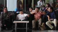 Setelah masuk ke lobi KPK, Amien tampak menuju ke resepsionis. Kemudian duduk di kursi yang disediakan di lobi KPK.