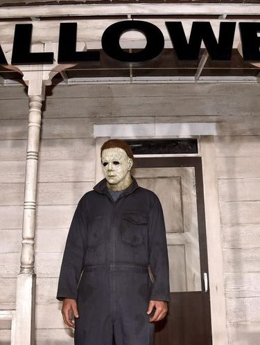 Film Halloween HOLLYWOOD, CALIFORNIA - OCTOBER 17: An actor dressed as the character of Michael Myers attends the Universal Pictures'