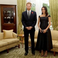 Meghan di Selandia Baru memakai gaun hitam dengan bahu terbuka dari Gabriela Hearst seharga US$ 2.495 atau Rp 37 juta yang kini telah terjual habis. (Foto: Getty Images)