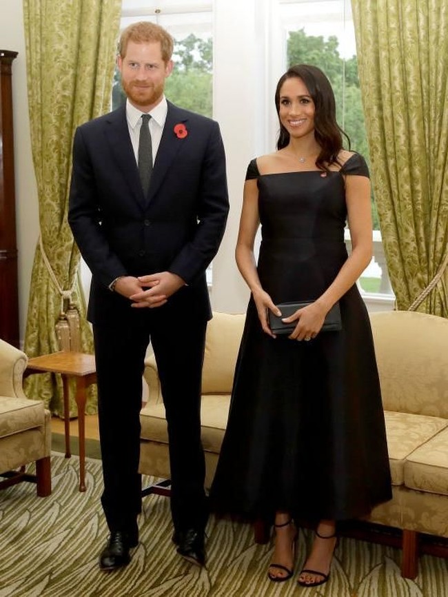 Meghan di Selandia Baru memakai gaun hitam dengan bahu terbuka dari Gabriela Hearst seharga US$ 2.495 atau Rp 37 juta yang kini telah terjual habis. (Foto: Getty Images)