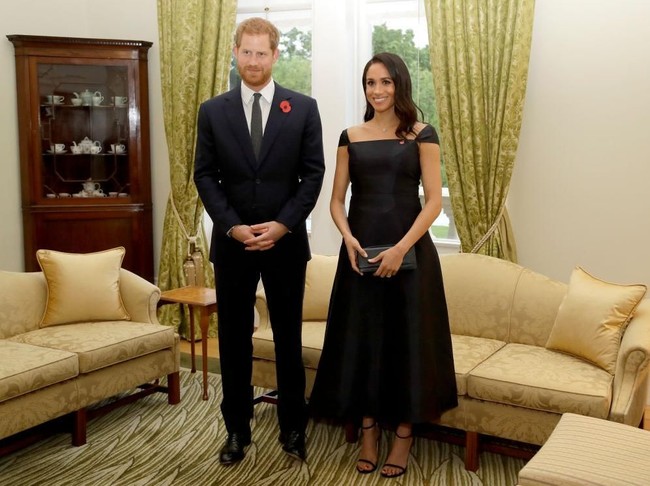 Kunjungan resmi Pangeran Harry dan Meghan Markle berlanjut di Wellington, Selandia Baru, Minggu (28/10/2018). Bertemu Perdana Menteri Jacinda Ardern, Meghan tampil elegan dalam balutan cocktail-dress hitam rancangan Gabriela Hearst. (Foto: Getty Images)