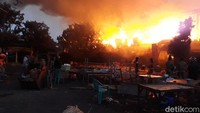 Kebakaran besar melanda sisi utara dan barat bangunan utama Pasar Legi Solo.