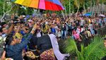 Foto: Perang Pakai Ketupat di Lombok