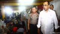 Menhub mengenakan kemerja putih saat tiba di RS Polri.