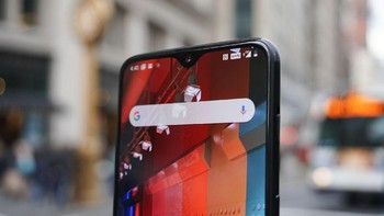 Perangkat penerus OnePlus 6 ini hadir dengan notch yang lebih kecil. Foto: Mashable