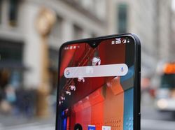 Menggenggam OnePlus 6T, RAM 8 GB dan Fingerprint di Layar