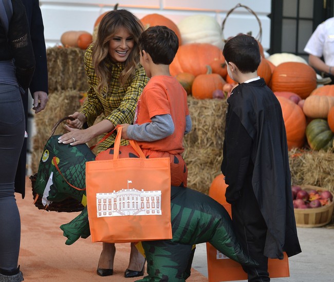 Coat dari Bottega Veneta bukan kali ini saja menjadi pilihan Melania untuk Halloween.  Foto: Dok. Getty Images