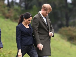 Duh! Momen Harry Betulkan Rambut Meghan Markle Jadi Bahan Olokan