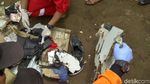 Foto: Sepatu-Sandal Diduga Milik Korban Lion Air di Karawang