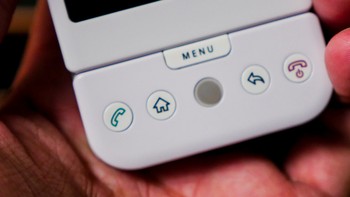 HTC Dream memang jauh dari sempurna, namun perlahan tapi pasti, ponsel Android yang keluar setelahnya semakin bagus dan semakin diminati orang. Foto: Digital Trends