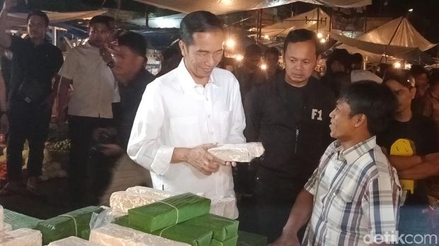 Jokowi-Sandiaga 'Bersahutan' dari Pasar