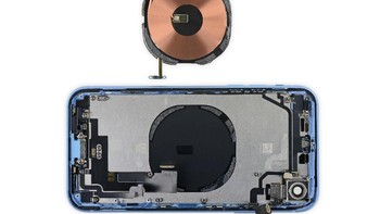 Ini adalah material tembaga yang menjaga ponsel ini tidak menjadi panas ketika diisi dayanya, sekaligus membuat proses pengisian jadi lebih cepat. Foto: ifixit