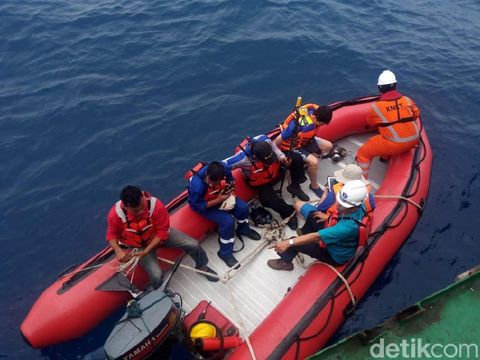 Satu perahu karet yang membawa alat ping locator diturunkan dari kapal.
