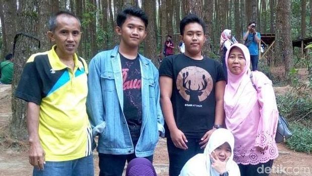 Abdul Khaer (berbaju kuning). 