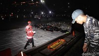 Basarnas juga sudah menyiapkan dua tenda yang nantinya digunakan untuk para korban. Rencananya Basarnas akan menambah satu tenda lagi khusus digunakan untuk para keluarga korban yang datang.