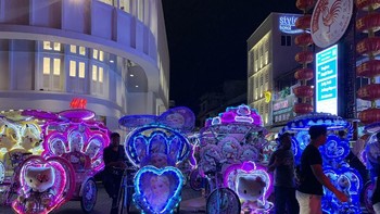 Memotret becak berlampu warna-warni. Foto: Adi Fida Rahman/detikINET