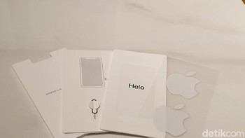 Dalam paket penjualan terdapat buku petunjuk, jarum pembuka slot SIM Card dan stiker Apple. Foto: Adi Fida Rahman/detikINET