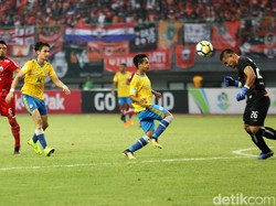 Andritany Ardhiyasa mengamankan gawangnya dari serangan-serangan para pemain Barito Putera. (Foto: Agung Pambudhy/detikcom)